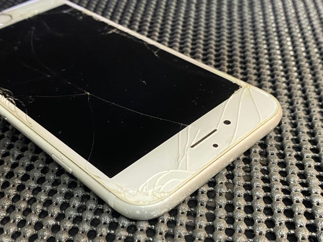 N135 iPhone8 64GB シルバー SIMロック解除済