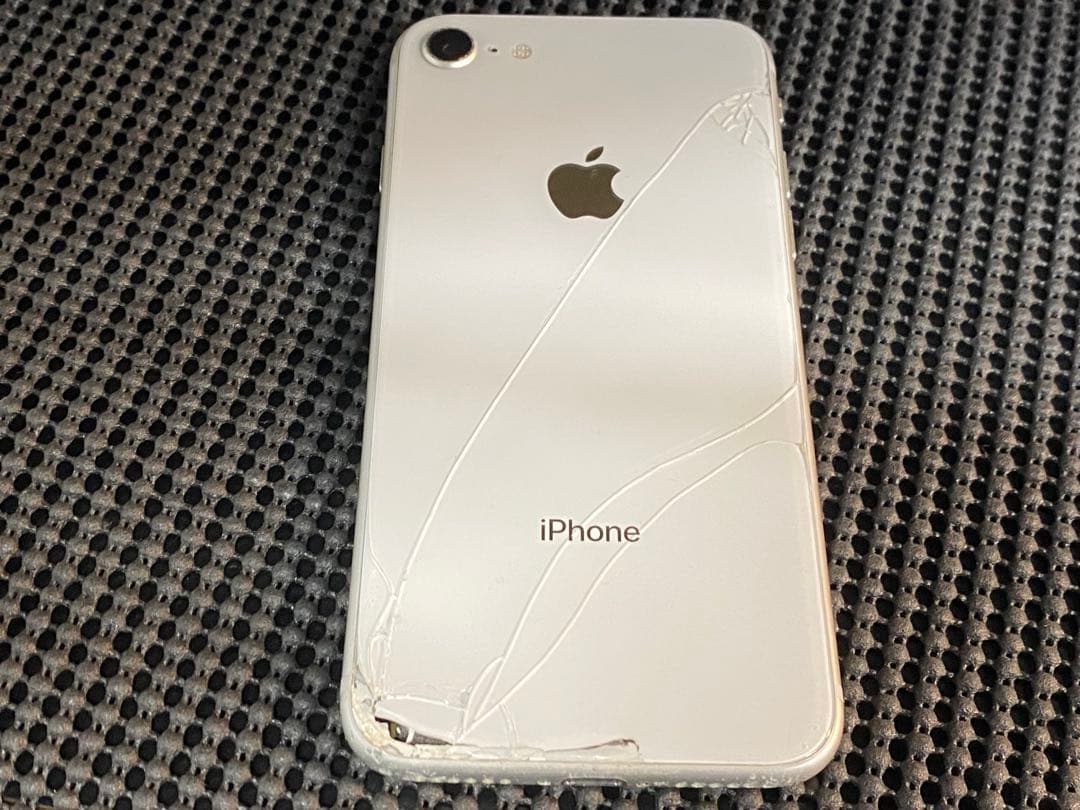 N135 iPhone8 64GB シルバー SIMロック解除済