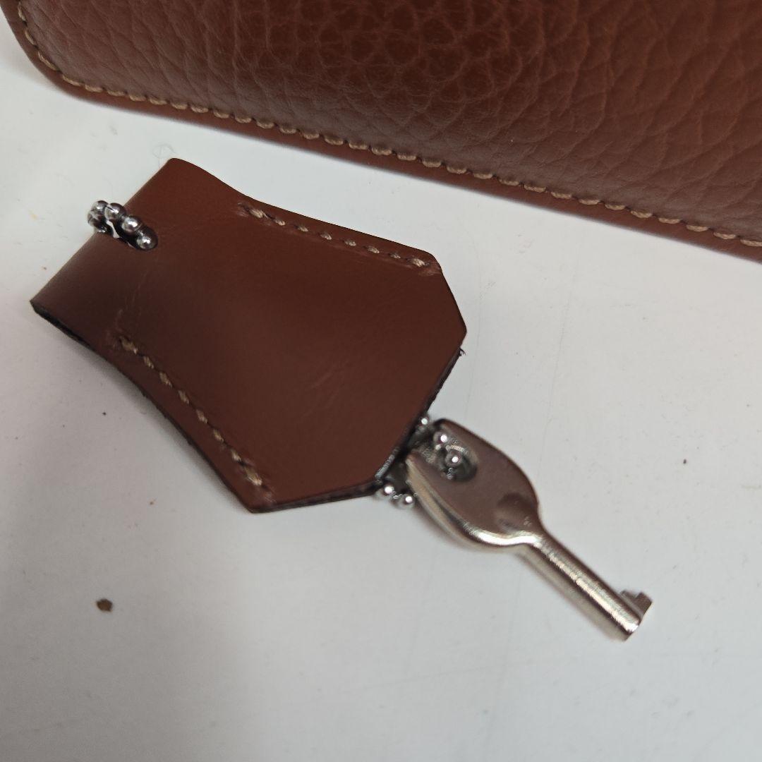 ほぼ未使用 BURBERRY クラッチバッグ 鍵完備 シボレザー