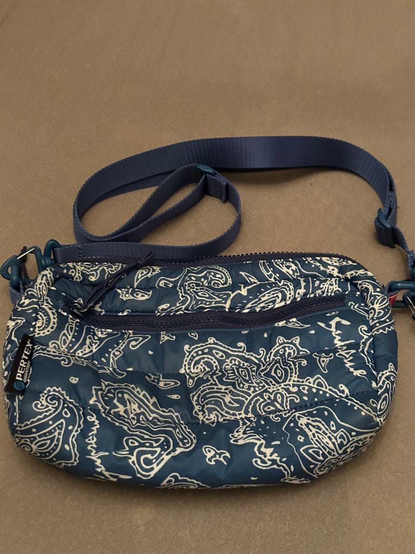 美品Supreme シュプリームバンダナ柄 パフショルダーバッグ