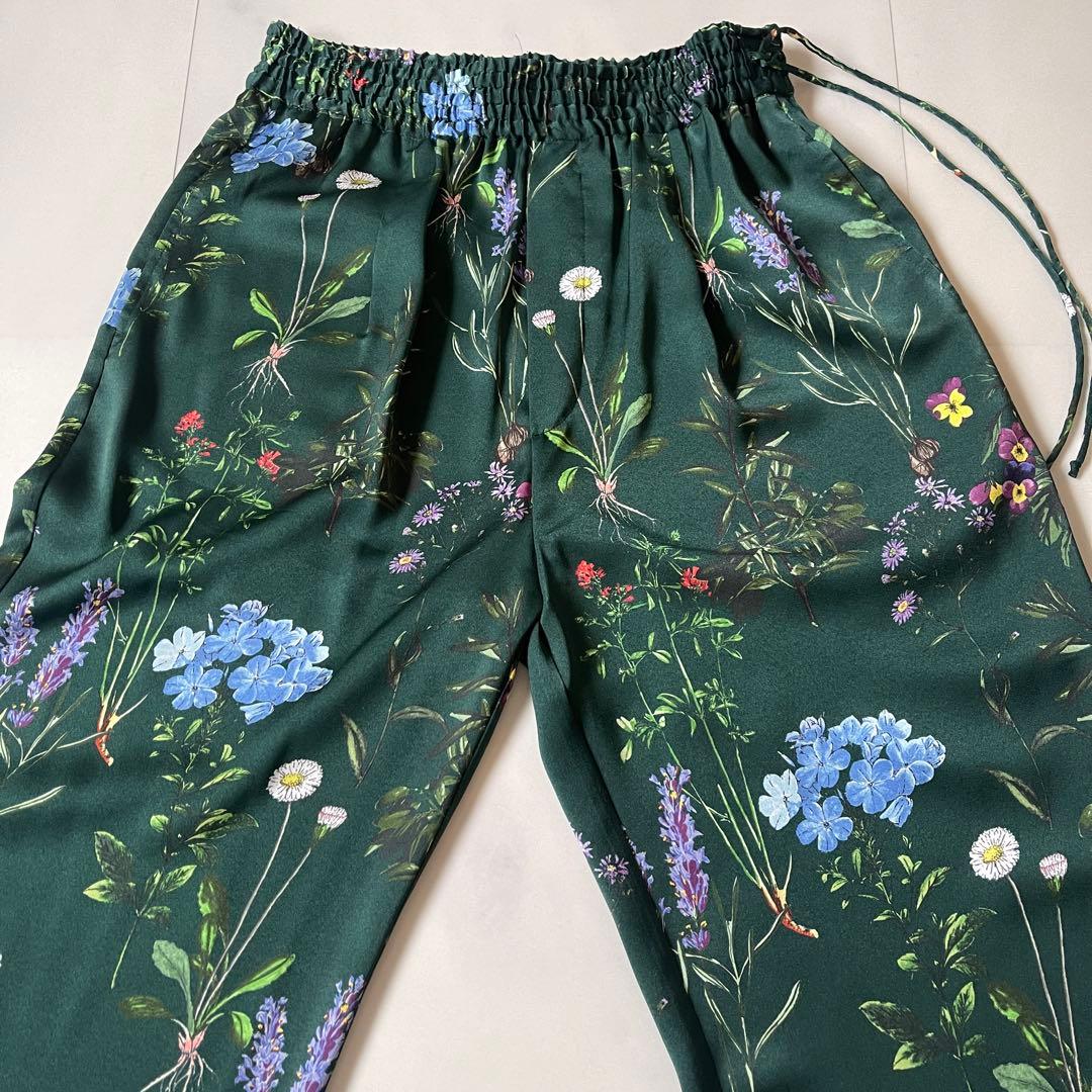 極美品 ティッカ TICCA フラワープリントパンツ 25SS ダークグリーン✨