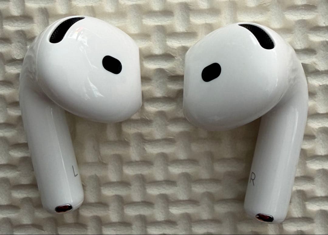 【大幅値下げ中】AirPods 4 本体 箱あり　iFaceカバー付き