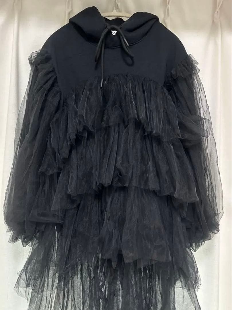 トップス VIVIANO / Tiered Tulle Trimmed Hoodie