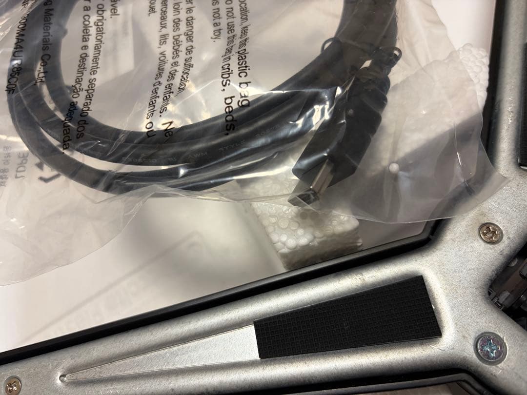 AOC C27G2ZE 27インチ湾曲ディスプレイ本体