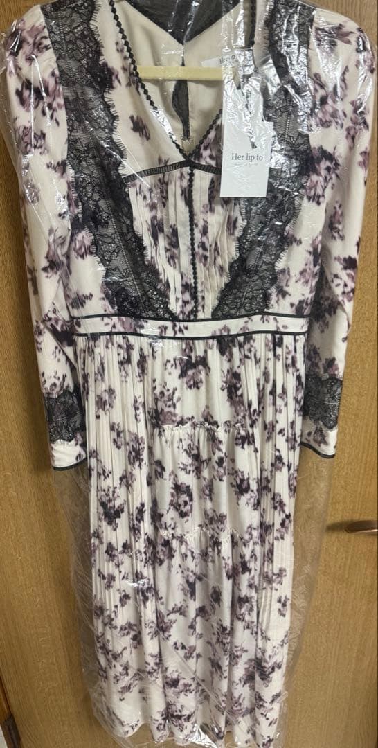 新品タグ付き　Herlipto GrasseFloralPleatedDress