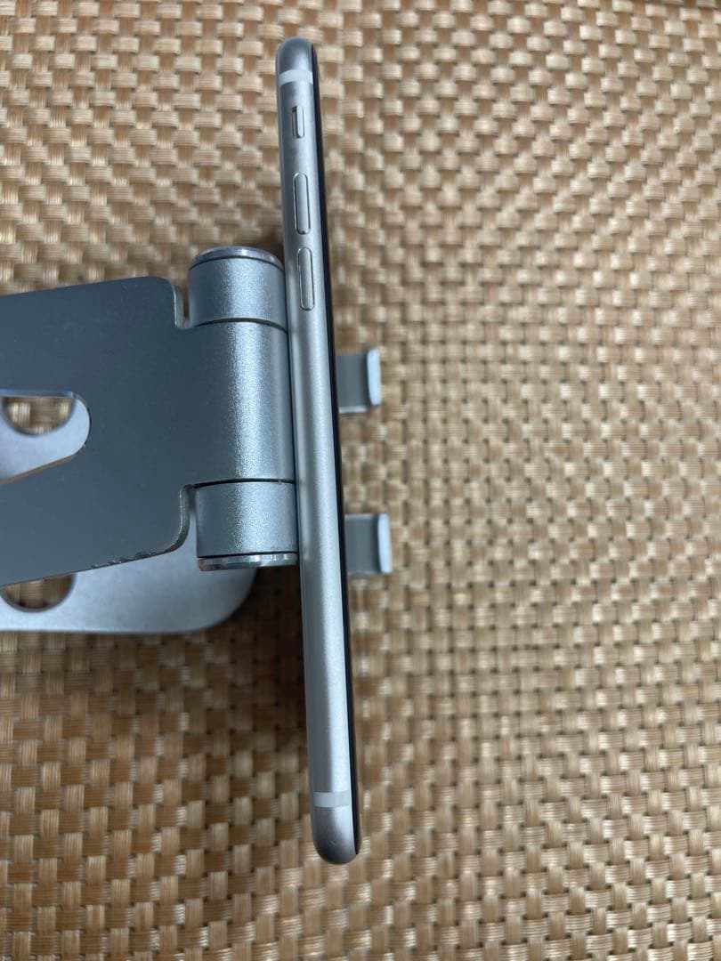 iPhone SE 第3世代 128 スターライトSIMフリー【2890】