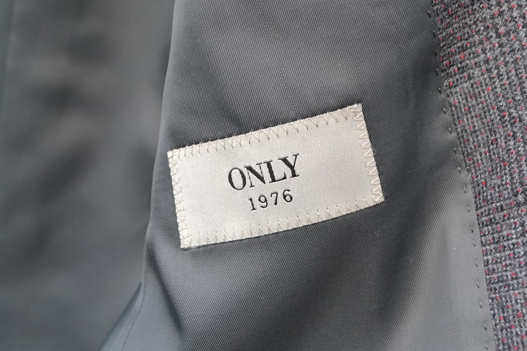 ONLY　ビジネススーツ　カノニコ生地　新品未使用・未裾上げ　サイズ44(s)