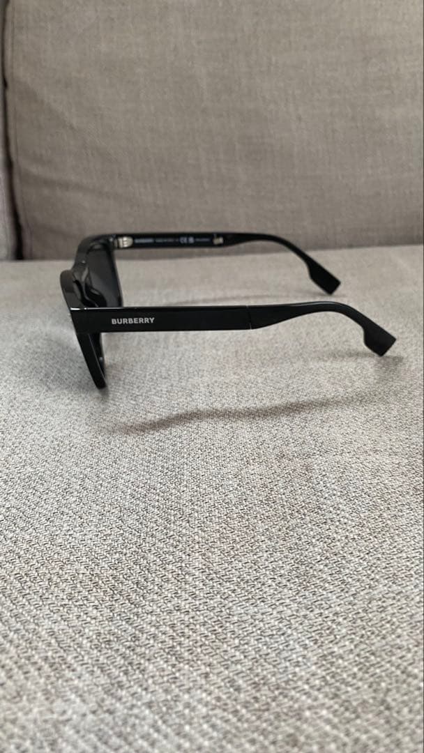 BURBERRY ブラックサングラス ケース付き