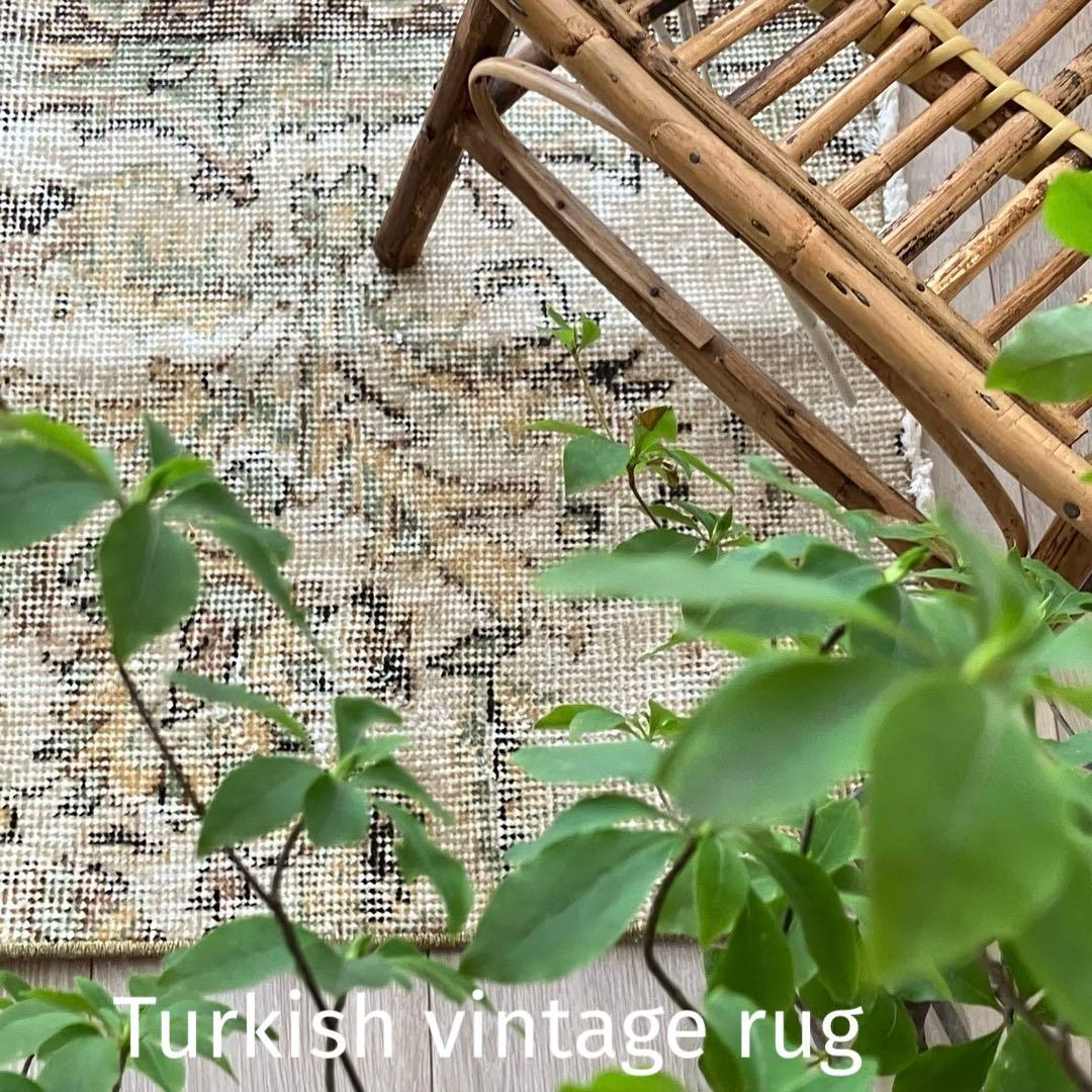 ミルキーベージュ50×100✳︎淡グリーンフラワー　ココア　トルコヴィンテージラグ