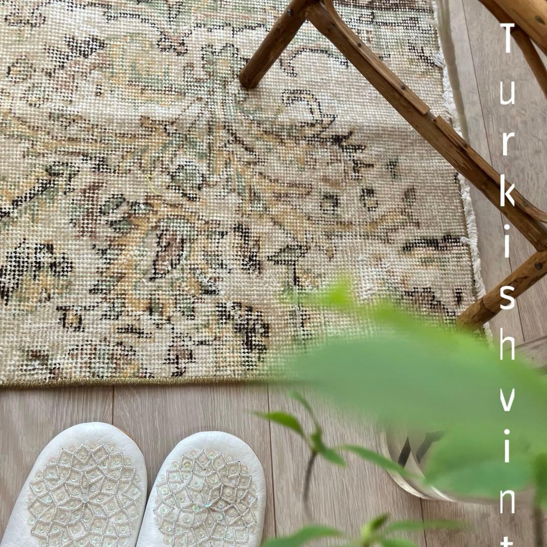 ミルキーベージュ50×100✳︎淡グリーンフラワー　ココア　トルコヴィンテージラグ