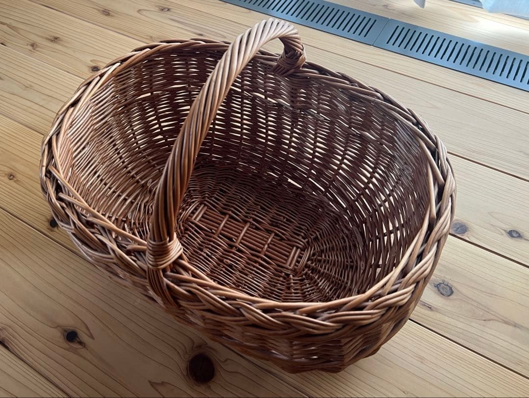 北欧製　籐製楕円形バスケット