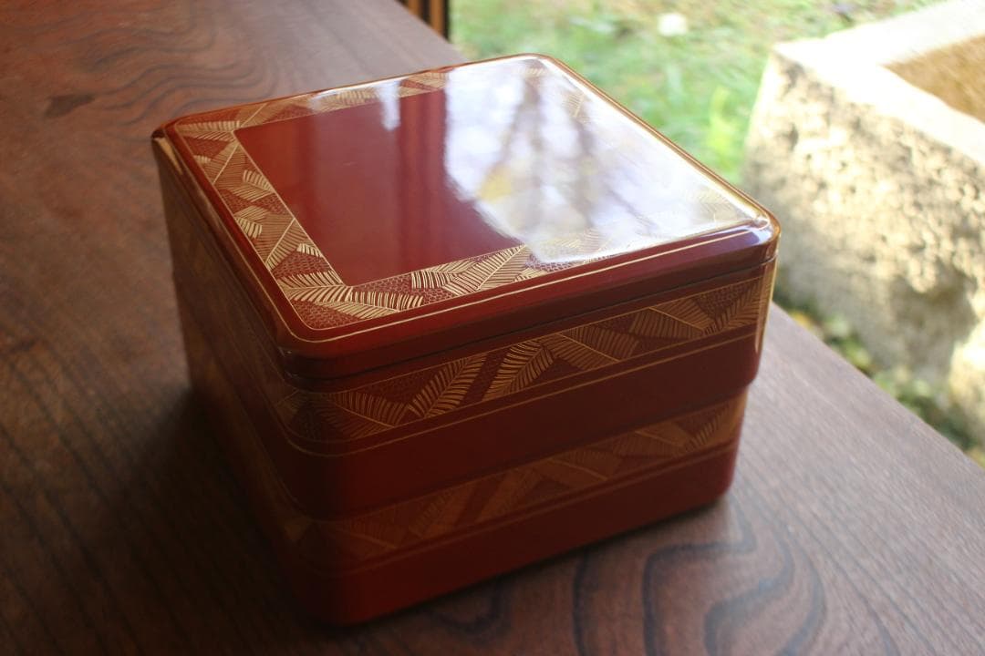 デッドストック！上質朱漆に優美な羊歯沈金の映える二段重（検重箱お重