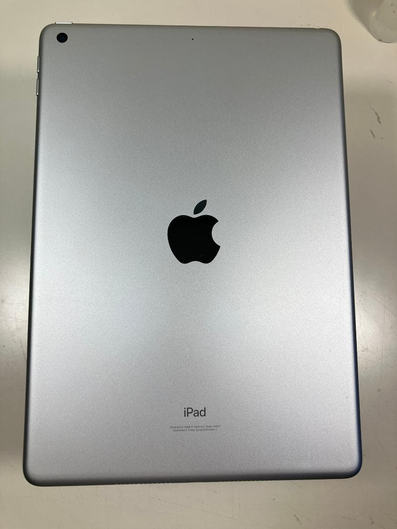 iPad 第9世代　64GB シルバー　Wi-Fiモデル　4点付属品付