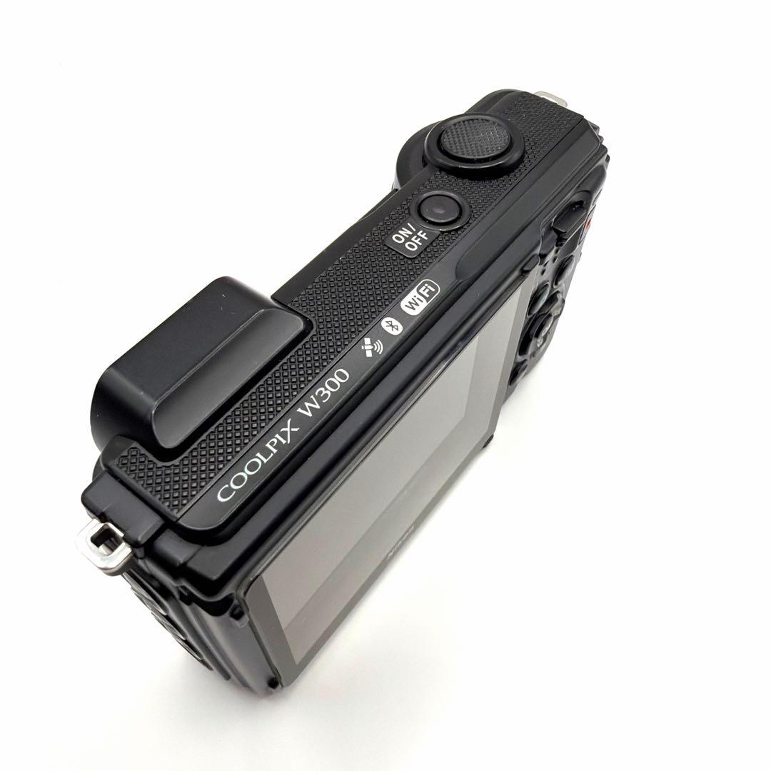 極美品　Nikon COOLPIX W300デジカメ　ブラック　ニコン