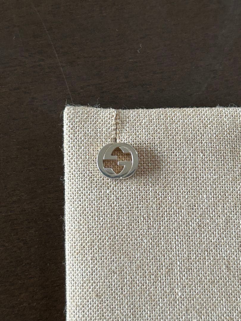 GUCCI シルバー ロゴスタッドピアス