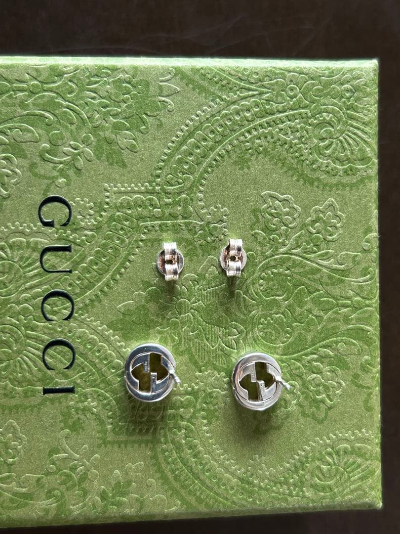 GUCCI シルバー ロゴスタッドピアス