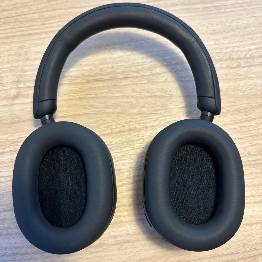 ブラック ワイヤレスヘッドホン 本体と付属品