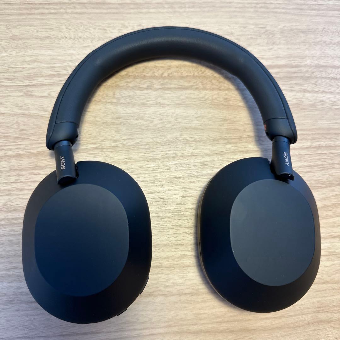 ブラック ワイヤレスヘッドホン 本体と付属品