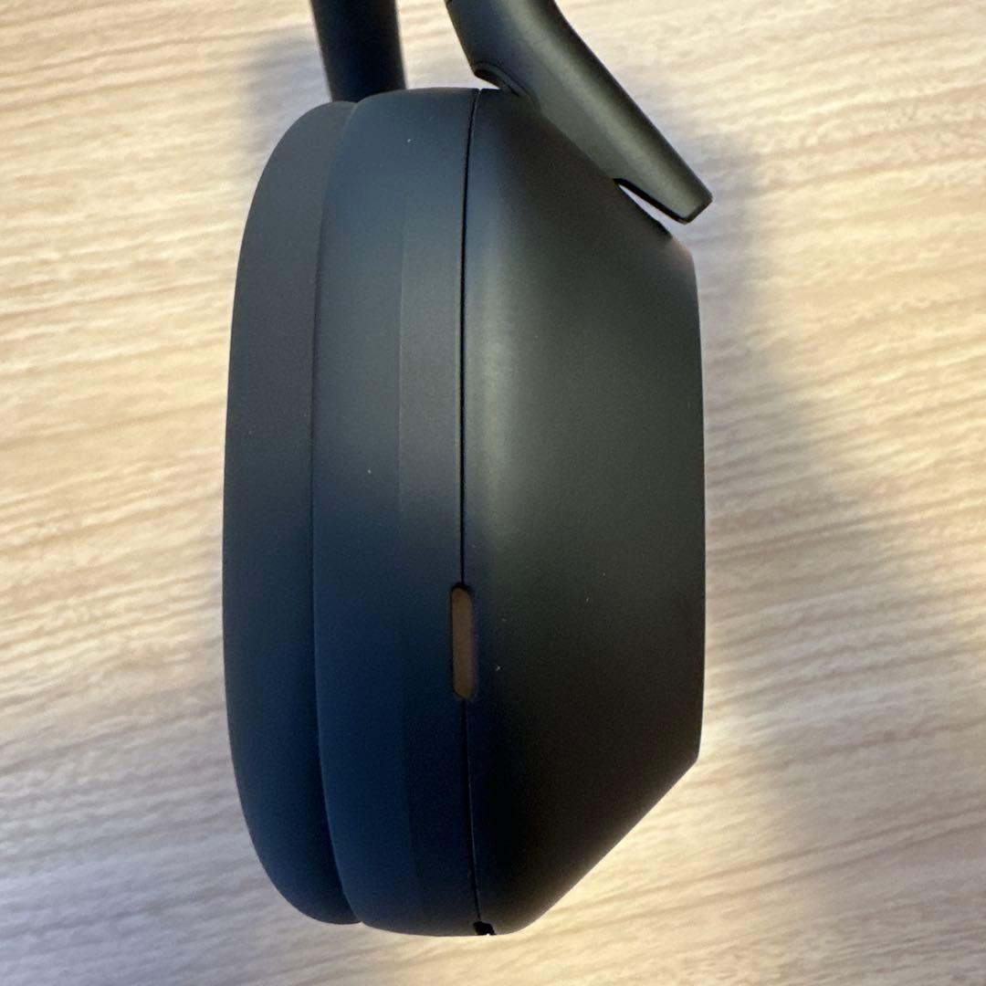 ブラック ワイヤレスヘッドホン 本体と付属品