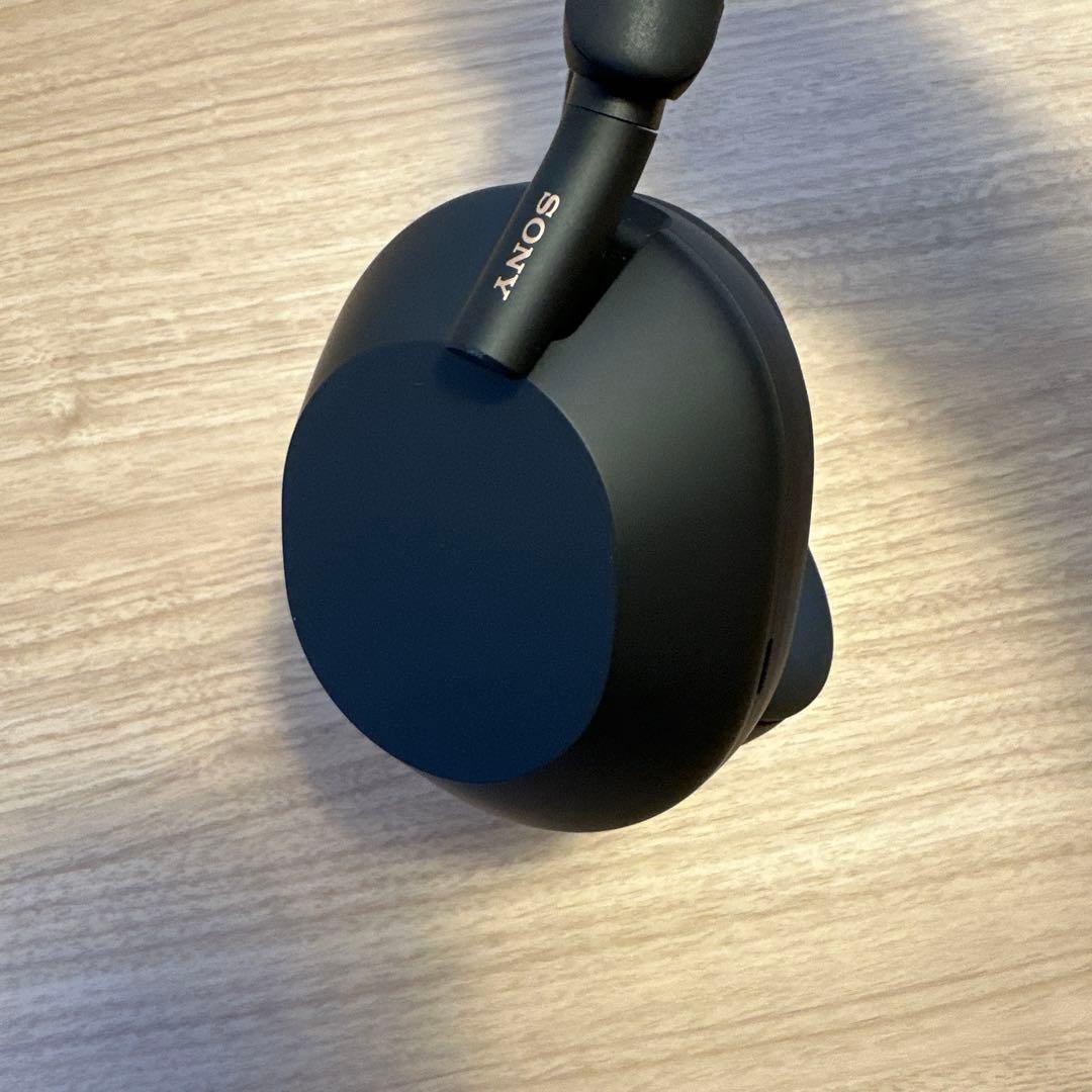 ブラック ワイヤレスヘッドホン 本体と付属品