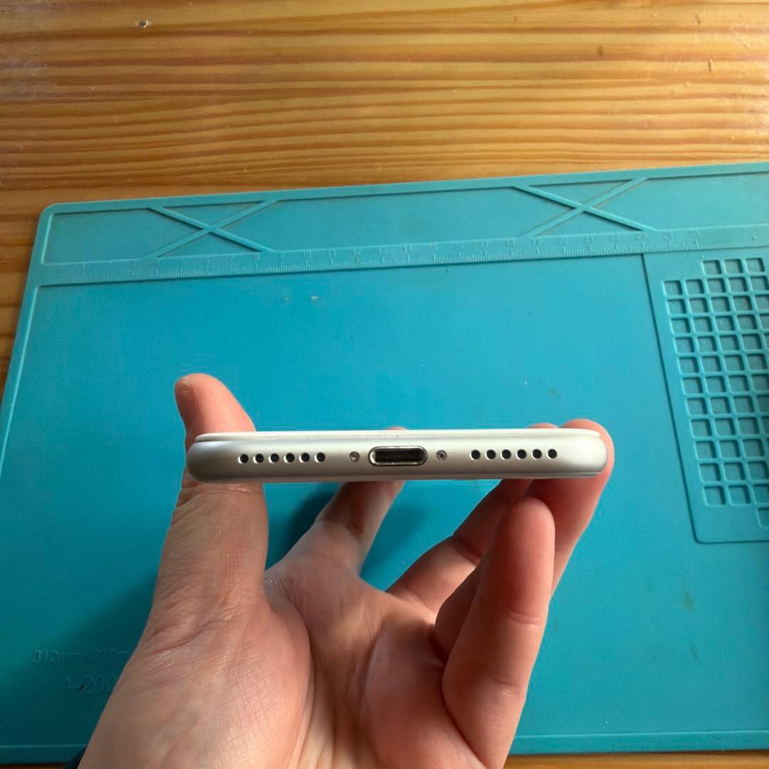 iPhone8 64G シルバー SIMフリー バッテリー100% 訳あり