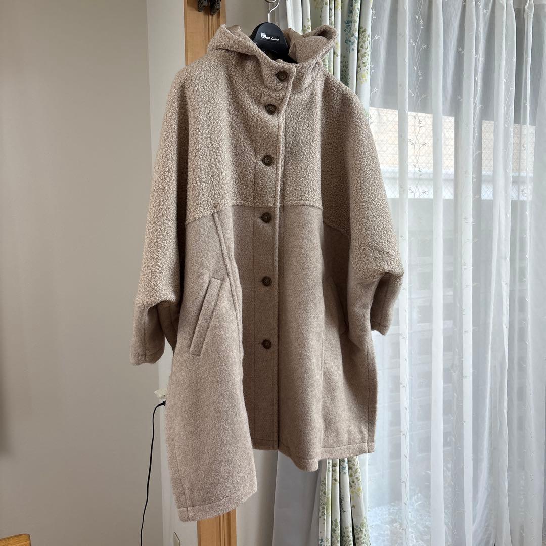 フード付きベージュボアコート