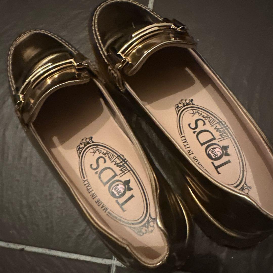 お値下げ！トッズ　ゴールドローファー　試着のみ　351/2 23センチ