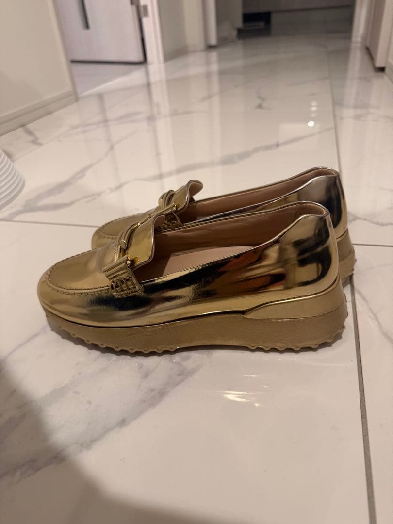 お値下げ！トッズ　ゴールドローファー　試着のみ　351/2 23センチ