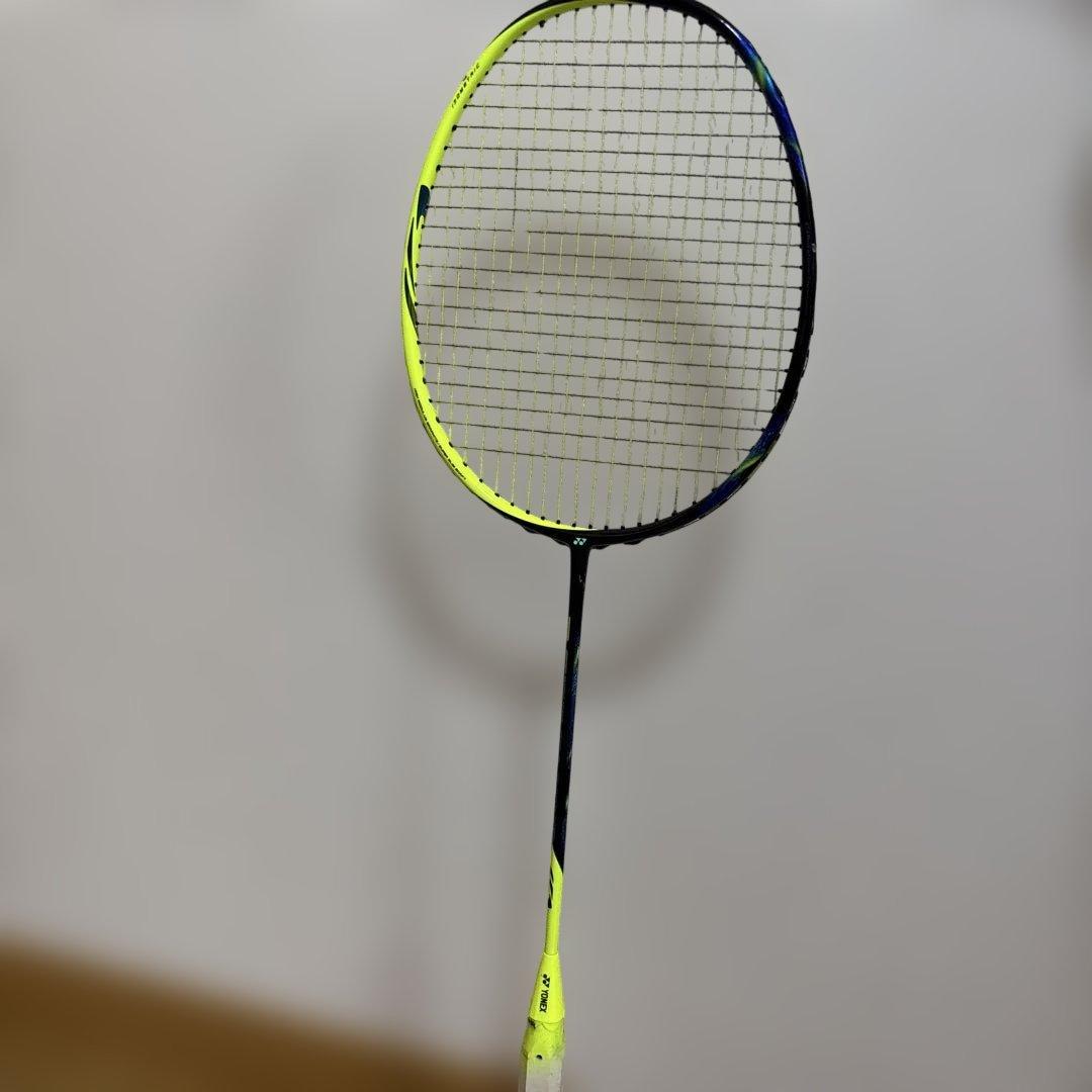 ゆ*ゆ様 美品 YONEX バドミントンラケット アストロクス77 4UG5