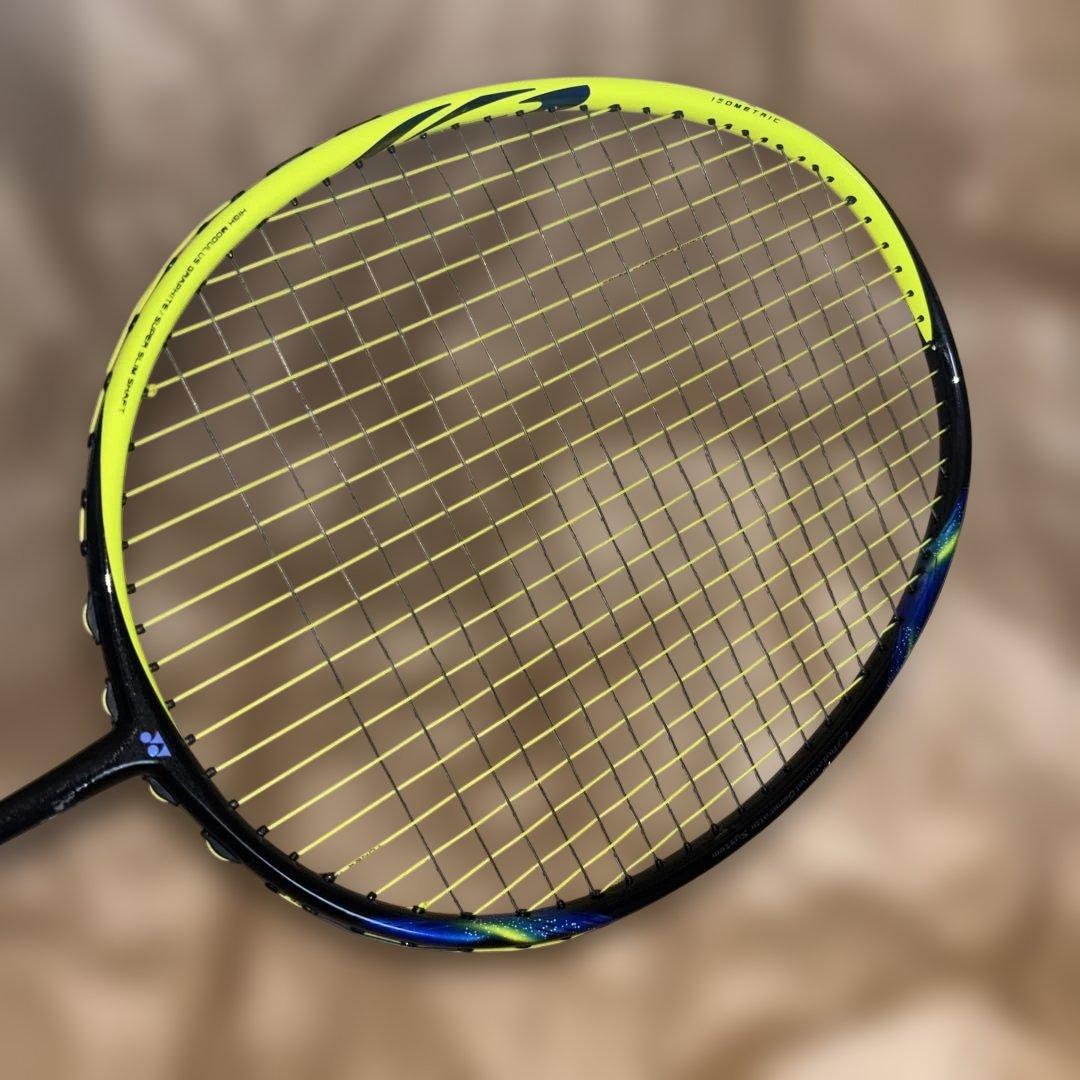 ゆ*ゆ様 美品 YONEX バドミントンラケット アストロクス77 4UG5