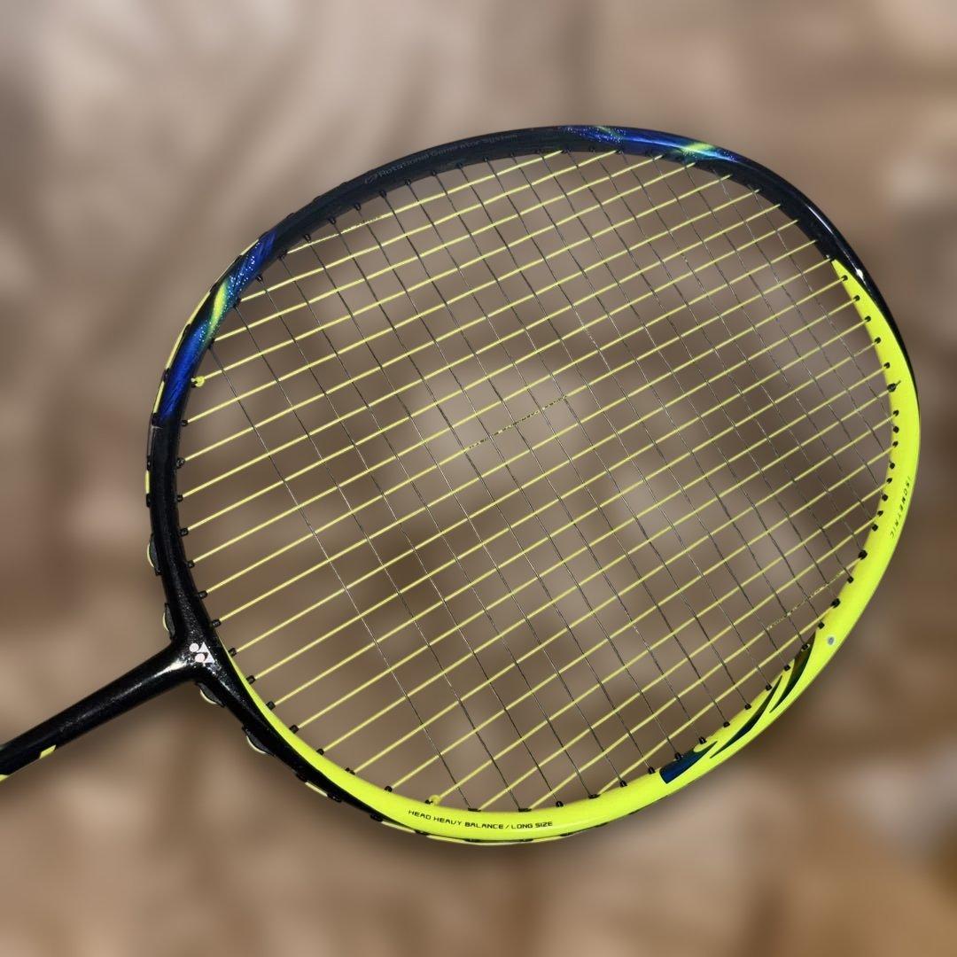 ゆ*ゆ様 美品 YONEX バドミントンラケット アストロクス77 4UG5