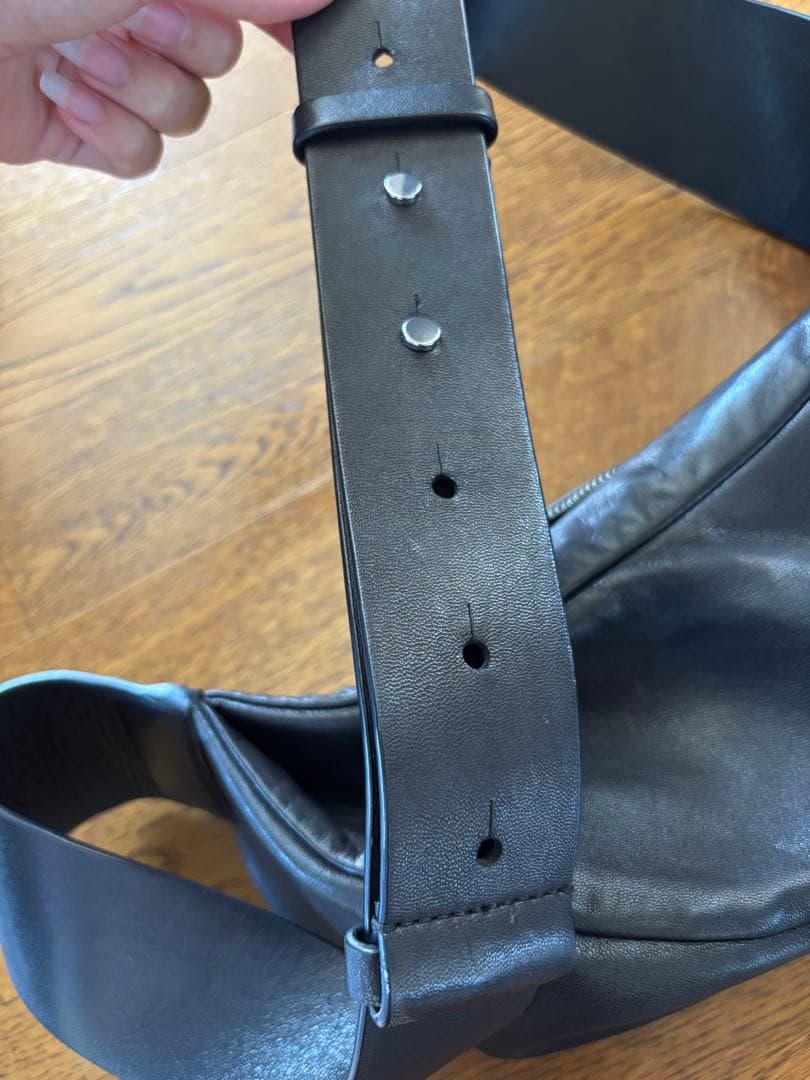 COS レザープリーツベルトバッグ