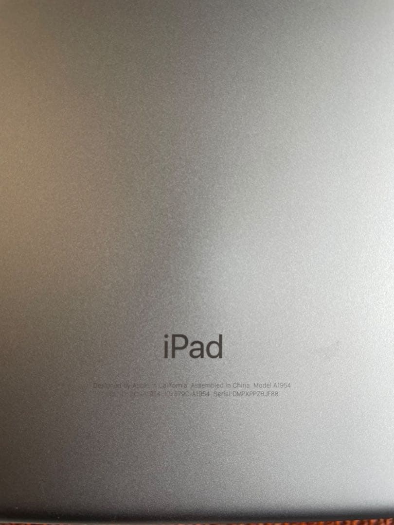 iPad 本体 ひび割れあり（第6世代2018年）