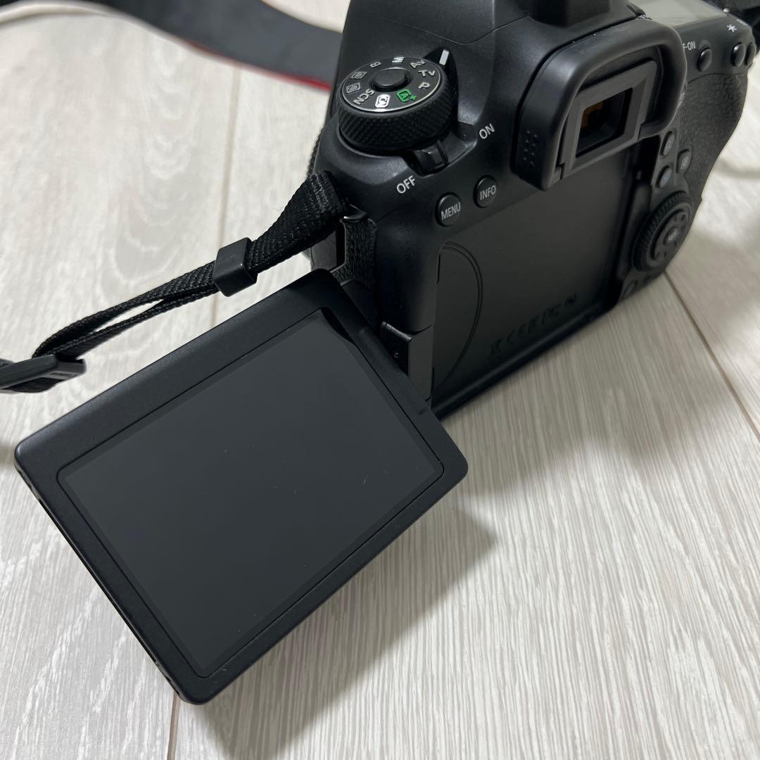 中古美品！Canon EOS 6D Mark II 本体と付属品