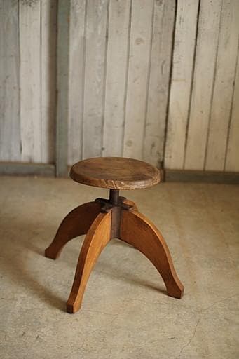 古い木製の回転丸椅子