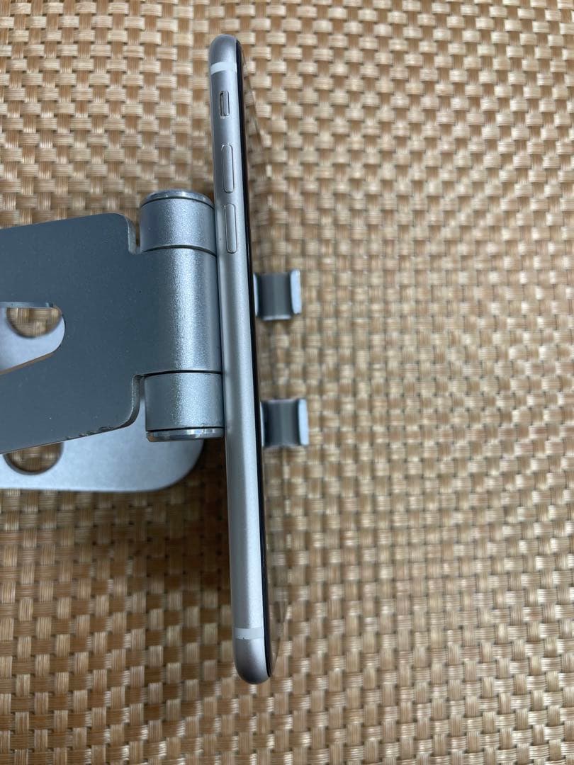 iPhone SE 第3世代 64 GB スターライトSIMフリー【8318】