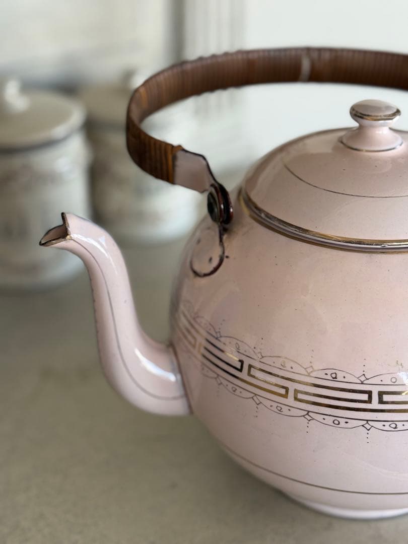 フランスアンティークホーローピンクのギリシャ模様のケトルやかん