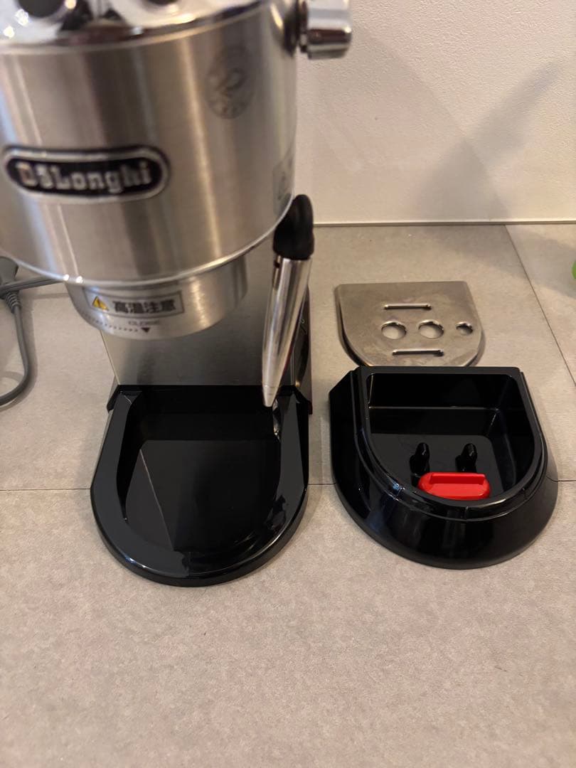 DeLonghi Dedica EC680M シルバー エスプレッソマシン