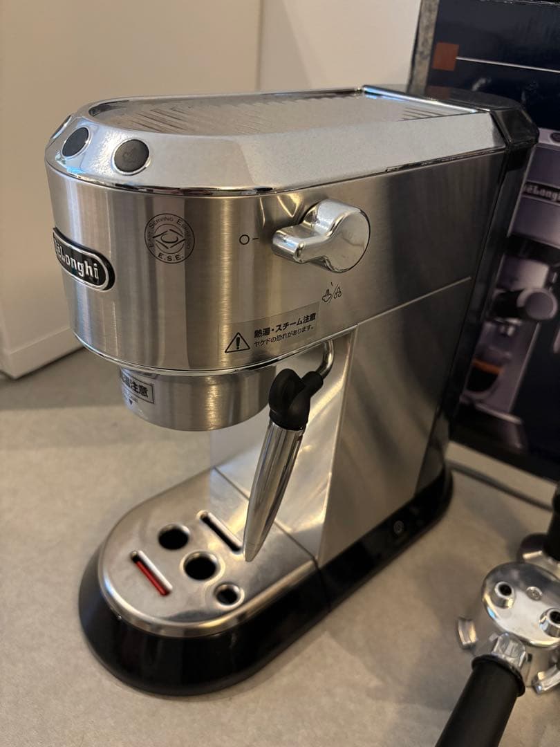 DeLonghi Dedica EC680M シルバー エスプレッソマシン