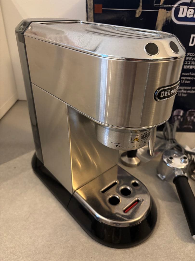 DeLonghi Dedica EC680M シルバー エスプレッソマシン