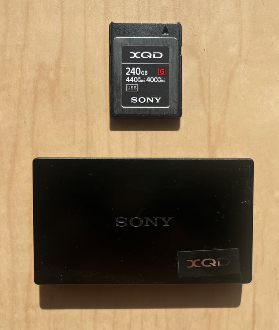 XQDカード SONY240G + リーダー本体のみ