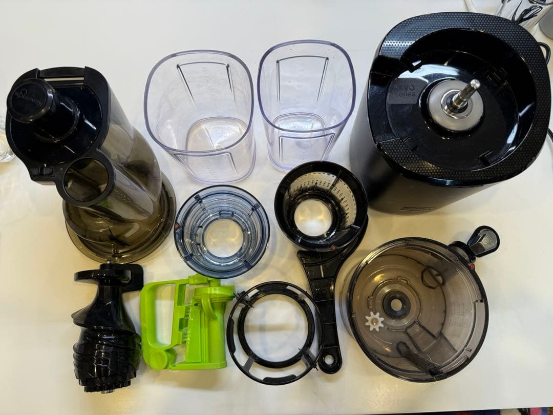 Kuvings REVO830 ホールスロージューサー