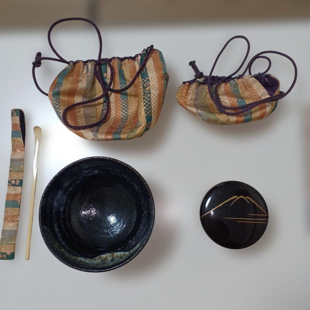 お茶道具、茶箱、銀漆花紋、輪島塗。蓋に補修の後あり、最後に、2枚写真あり。