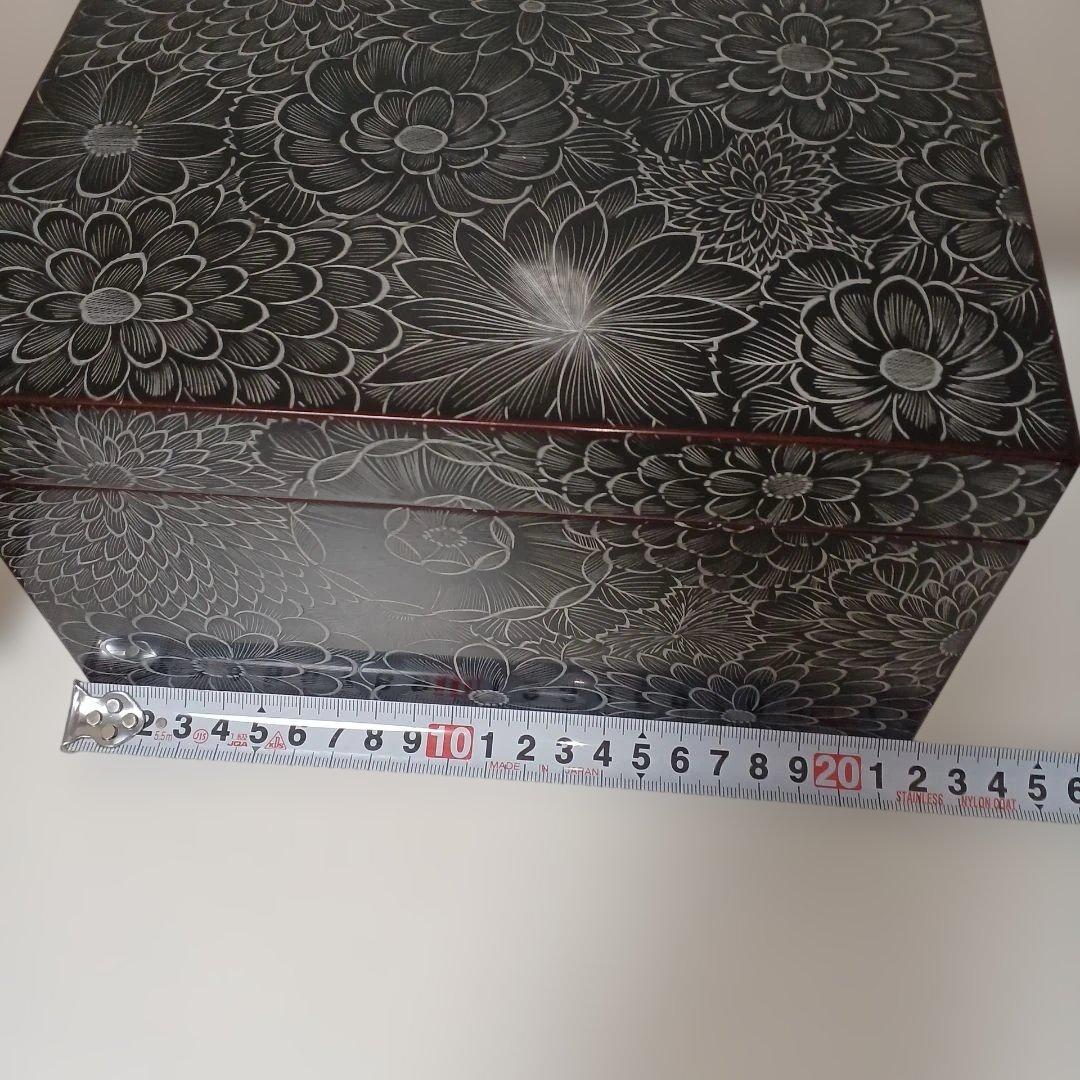 お茶道具、茶箱、銀漆花紋、輪島塗。蓋に補修の後あり、最後に、2枚写真あり。