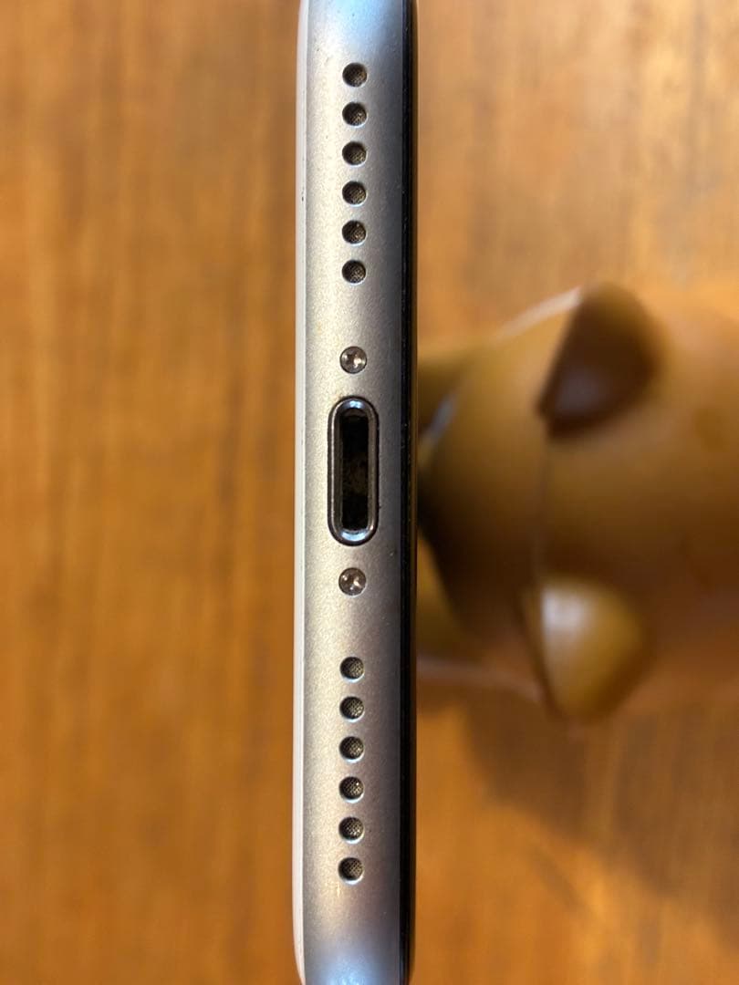 iPhone SE(第2世代)、ブラックとホワイトの2台(※ホワイトは訳あり)