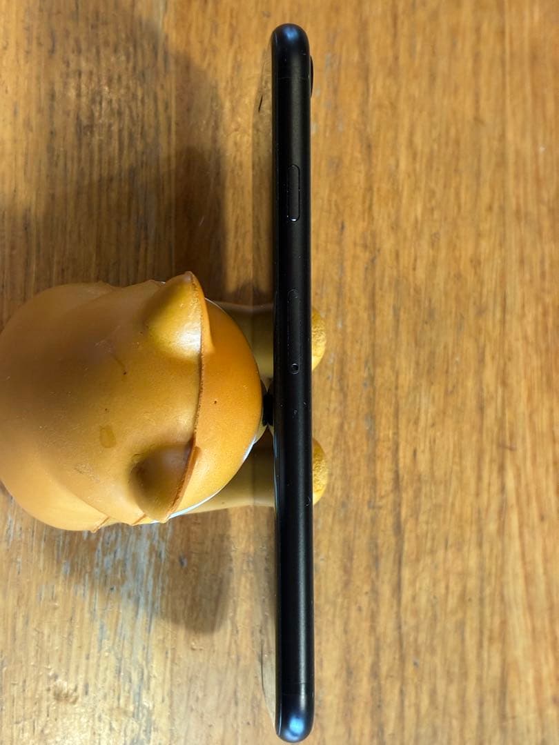 iPhone SE(第2世代)、ブラックとホワイトの2台(※ホワイトは訳あり)