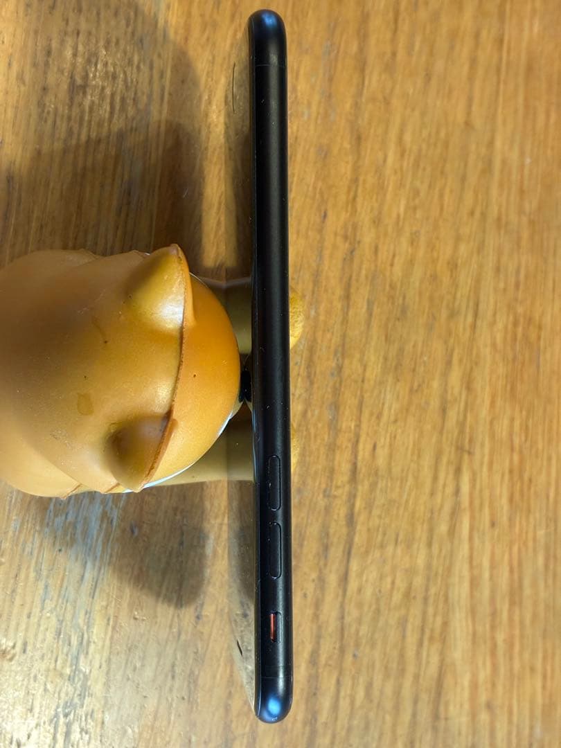 iPhone SE(第2世代)、ブラックとホワイトの2台(※ホワイトは訳あり)