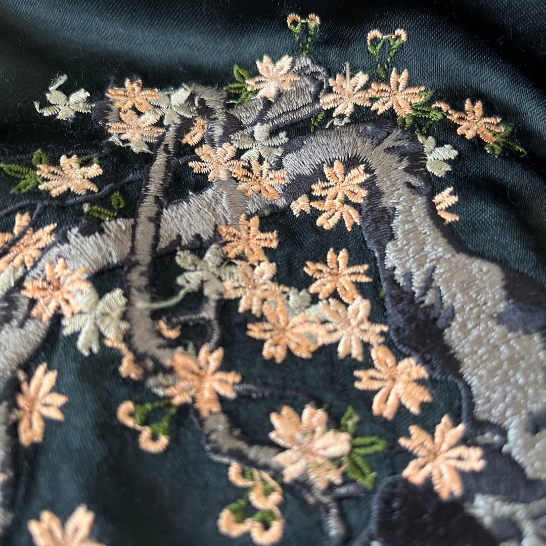 刺繍入りサテンスカジャン 黒とクリーム　Mサイズ