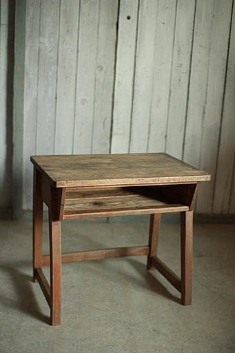 古く味のある小学校の机　木製
