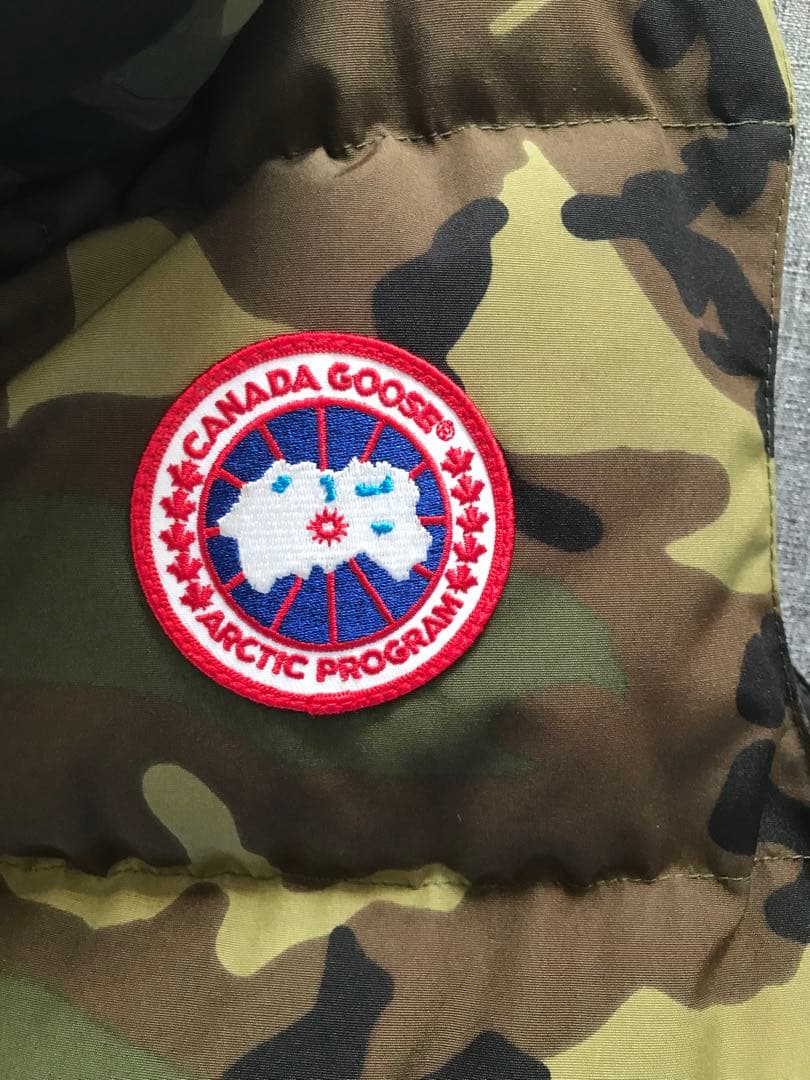 カナダグース　迷彩ダウンベスト